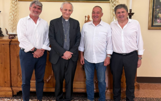 Da sinistra Gianluca Capriotti, il monsignor Matteo Maria Zuppi, Mauro Vanni e Amilcare Renzi in una foto di gruppo durante l'incontro fra la Confartigianato Emilia-Romagna, in rappresentanza dei Balneari, e il presidente della Cei svoltosi a Bologna il 26 agosto 2024