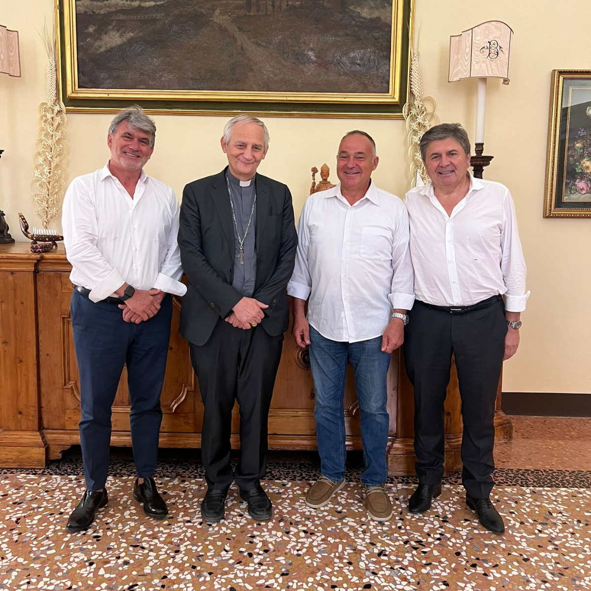 Da sinistra Gianluca Capriotti, il monsignor Matteo Maria Zuppi, Mauro Vanni e Amilcare Renzi in una foto di gruppo durante l'incontro fra la Confartigianato Emilia-Romagna, in rappresentanza dei Balneari, e il presidente della Cei svoltosi a Bologna il 26 agosto 2024